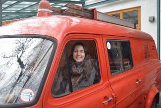 Junge Frau am Steuer des Spielmobils; Kulturfenster Heidelberg