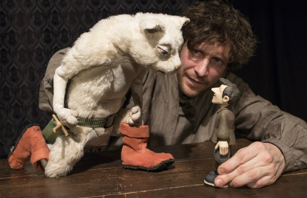 Puppenspieler hält Katze und Mann; Kindertheaterfestival Kulturfenster Heidelberg 