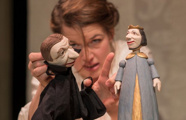 Puppenspielerin hält Rumpelstilzchen und Prinzessin; Kindertheaterfestival Kulturfenster Heidelberg 