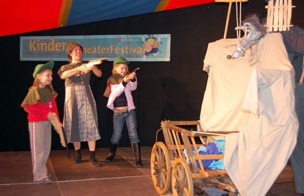 Kindertheaterfestival Kulturfenster Heidelberg; drei Kinder zeigen auf ein Gespenster