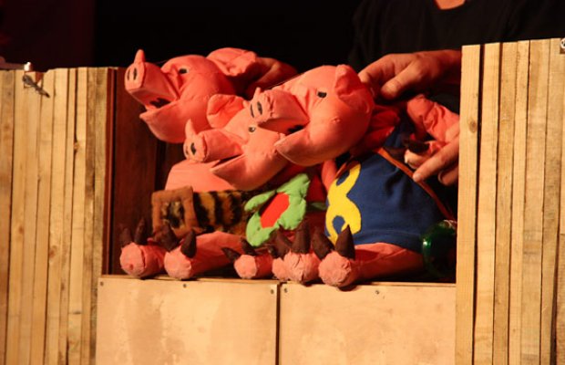 Zwei Schweinchen-Puppen auf der Bühne; Kindertheaterfestival Heidelberg