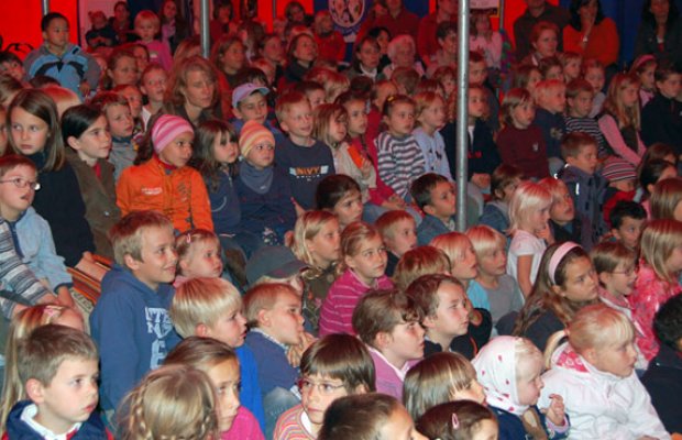 viele Kinder schauen zur Bühne ; Kindertheaterfestival Kulturfenster Heidelberg 