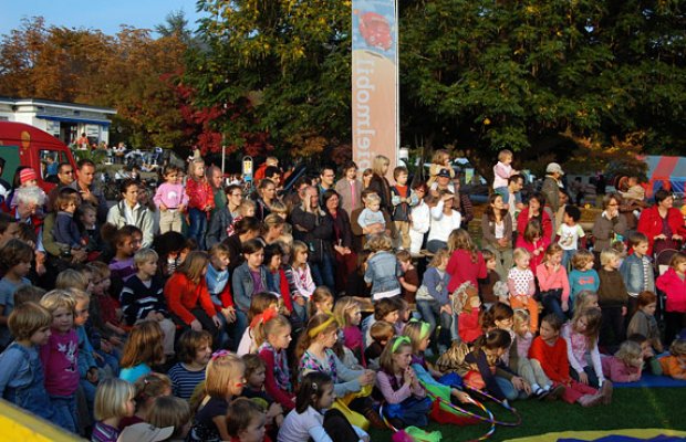 viele Kinder auf den Neckarwiesen; Kindertheaterfestival Kulturfenster Heidelberg 