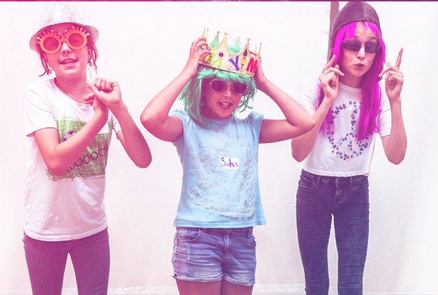 Drei Mädchen, verkleidet mit Hut, Sonnenbrille, Perücke und Krone; Theaterworkshop des Kulturfensters Heidelberg 