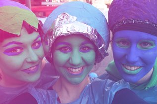 Frauen als Aliens gekleidet mit bunt geschminketen Gesichtern; Kulturfenster Heidelberg