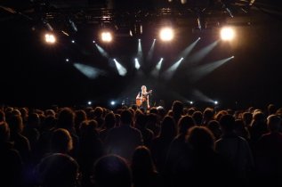 Künstlerin im Scheinwerferlicht vor Publikum; Bühne für Erwachsene Kulturfenster Heidelberg