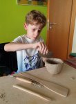 Kinderworkshop Tonwerkstatt im Kulturfenster Heidelberg - Junge arbeitet mit Ton 