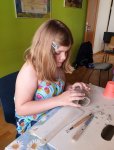 Kinderworkshop Tonwerkstatt im Kulturfenster Heidelberg - Mädchen arbeitet mit Ton 
