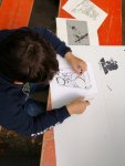 Kind schneidet Schablone für das Graffiti aus
